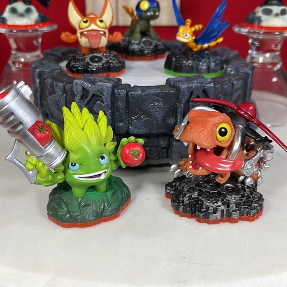 SKYLANDERS ACTION FIGURES W/PORTAL OF POWER BUNDLE - Picture 5 of 15